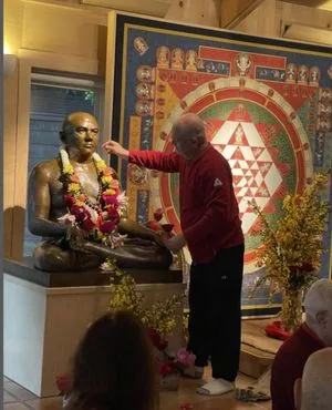 Swami Chetanananda worships his guru, Rudi or Swami Rudrananda..