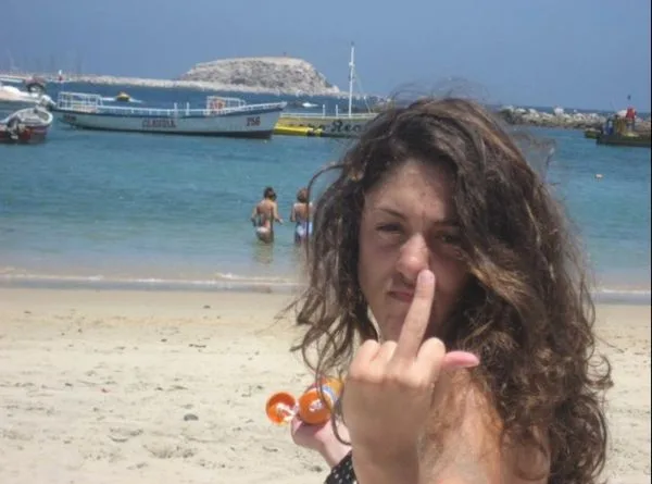 Gross, dishonest and vile, Michal Neria, the plaintiff in a lawsuit against OneTaste, gives the public a finger. Her sense of justice is summed up in her single digit display.
