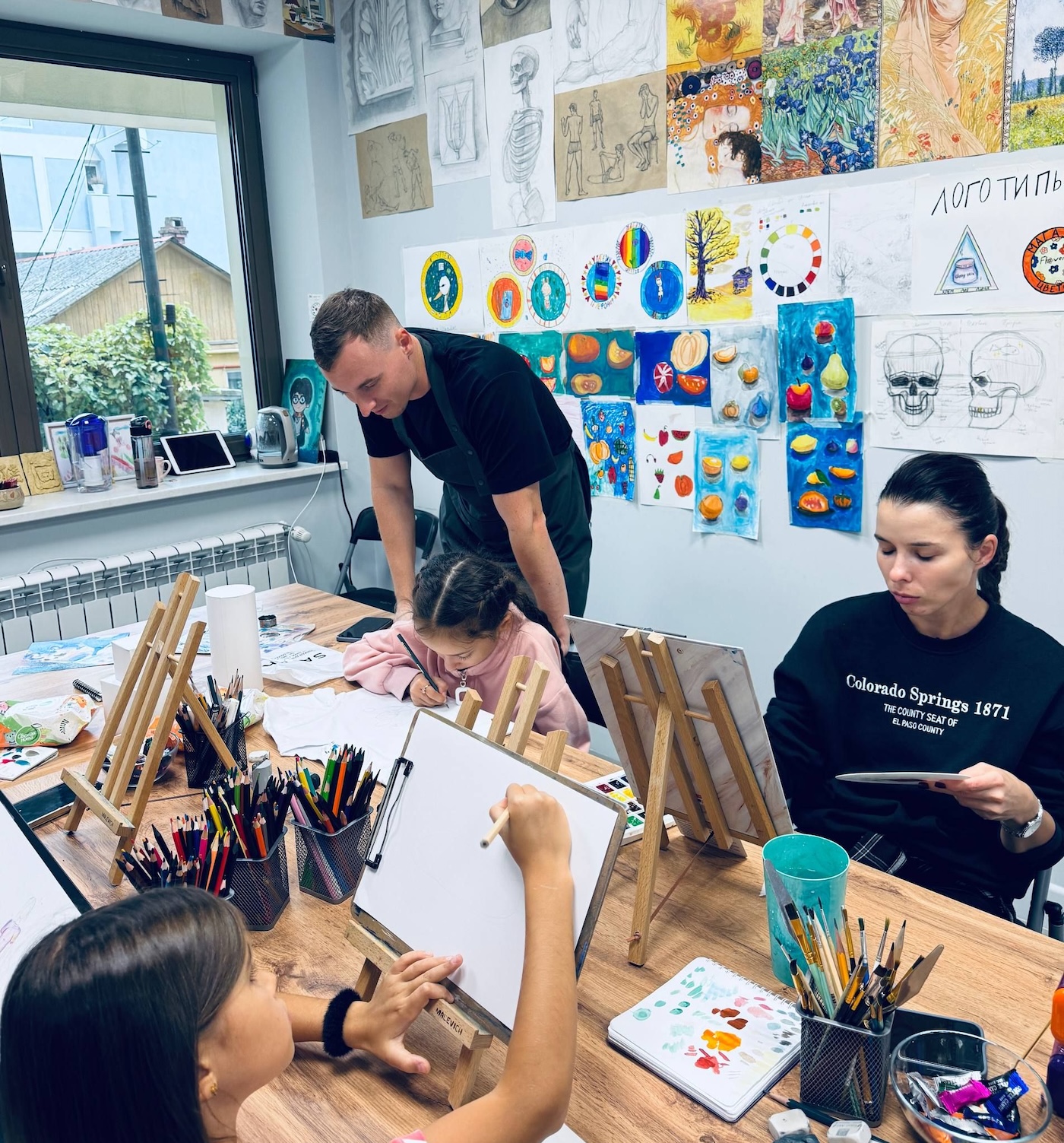 Learn about International artist Artislav (Stanislav Areshchenko) who brings bright colors to the world with modern art tips.