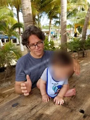 Keith Alan Raniere with his youngest son in Mexico 2018.