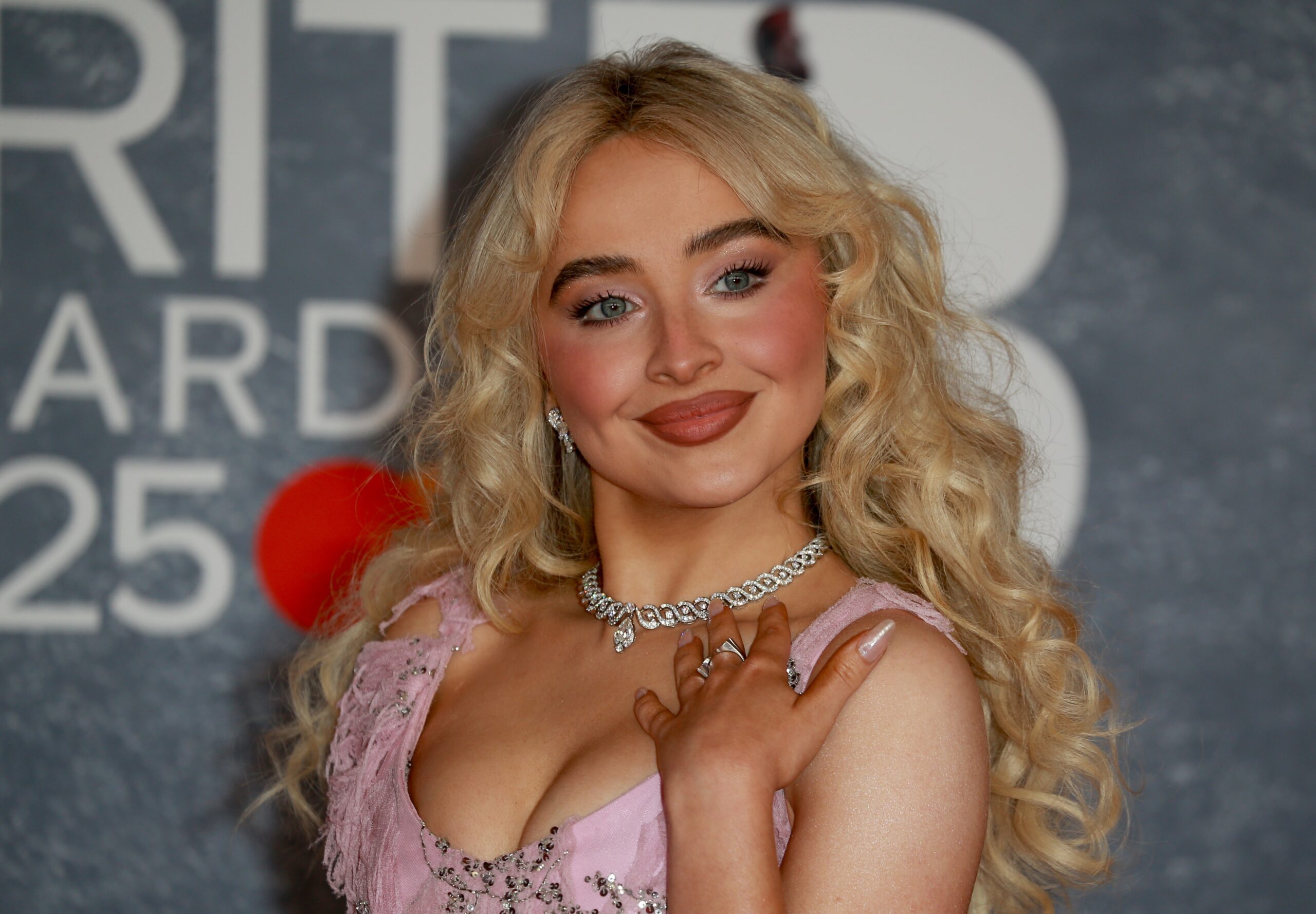 Sabrina Carpenter Fans Are Firing Back After Shaq Said “Who Is She Anyway” While Denying The Viral Fake DMs