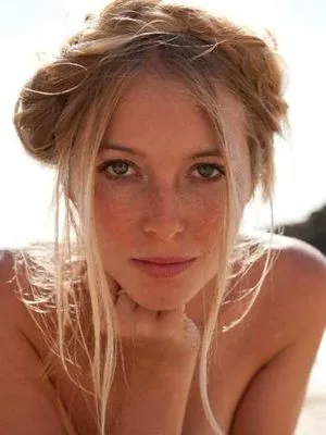 India Oxenberg got away from Nxigm. This photo of her is during her last few weeks of being a Nxivm/DOS slave in NYC. Photo Courtesy Daily Mail.
