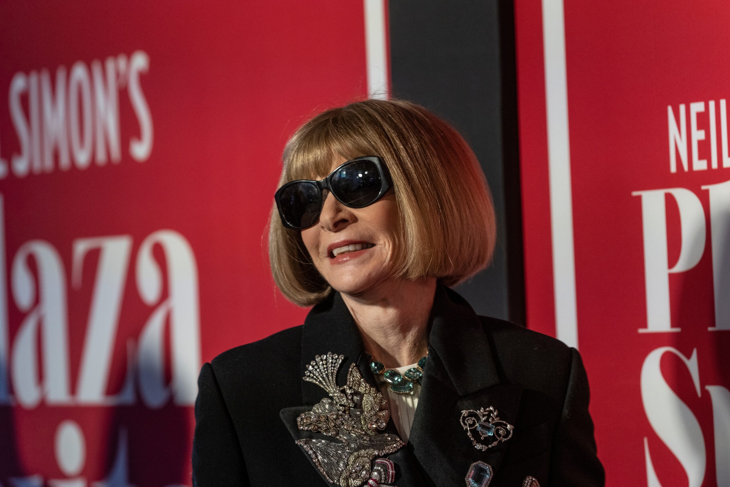Anna Wintour Said Two Words To Anne Hathaway At The Oscars That Broke The Internet
