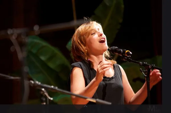 Can Allison Mack sing? She seems absorbed in song at an amateur talent show staged for Keith Raniere.