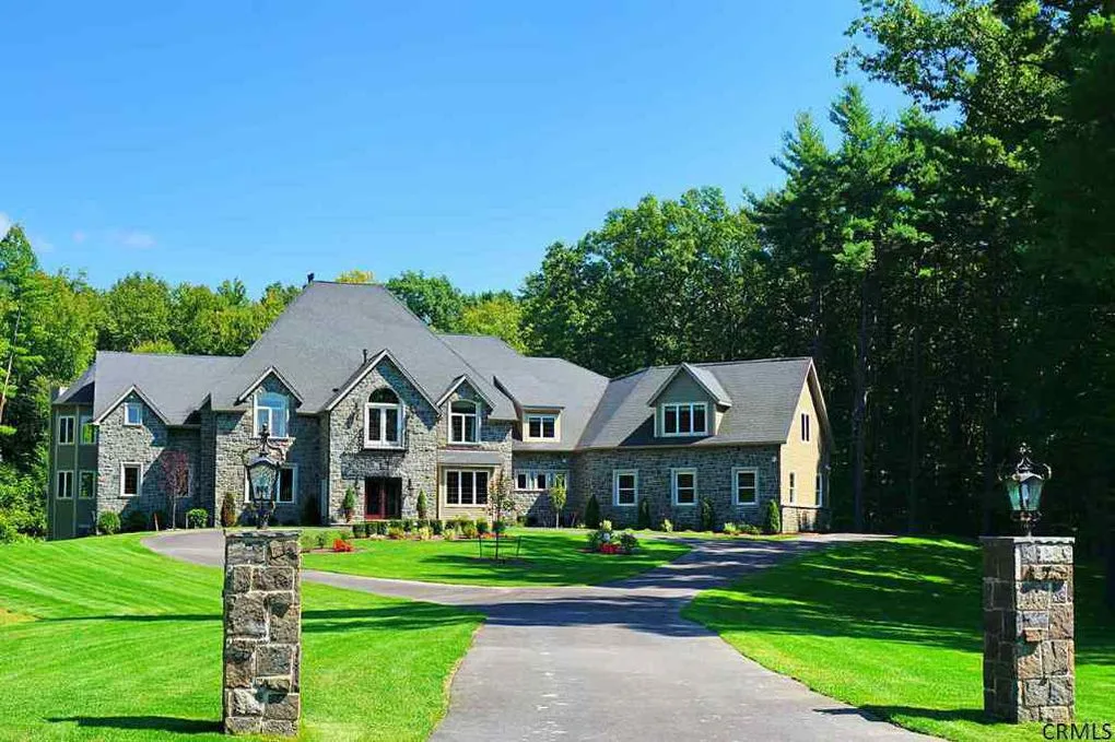 Sara Bronfman-Igtet lists home in Clifton Park for sale