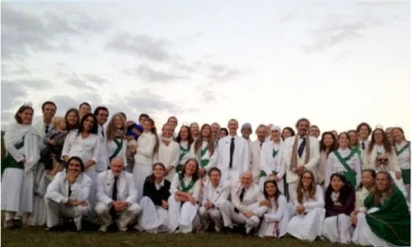 Paul J. Sulla Jr’s ayahuasca cult. Sulla conceals himself sitting on the far right between rows 1& 2, as the only one wearing dark sunglasses.