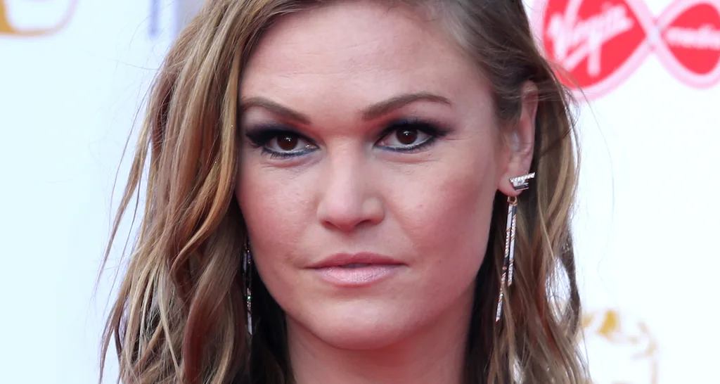 Julia Stiles Debuts On 'Dancing With The Stars' To Dolly Parton's 'Nine To Five'